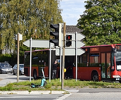 Ein Omnibus steht an der Kreuzung Kaltenweide, Wittenberger Straße und wird per Kanister betankt. (Foto: Frank)