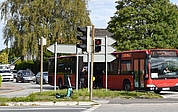 Ein Omnibus steht an der Kreuzung Kaltenweide, Wittenberger Straße und wird per Kanister betankt. (Foto: Frank)