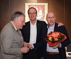 Bürgervorsteher Andreas Hahn (von links) und Oberbürgermeister Volker Hatje beglückwünschen Marius Munk zur Wahl als Baustadtrat. (Foto: Frank)