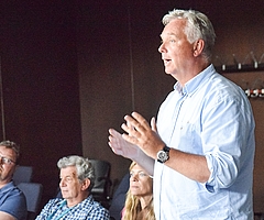 Unternehmer Marc Ramelow (rechts) übte im Ausschuss für Stadtumbau deutliche Kritik an der Stadtverwaltung. Frank Büntjen vom Modehaus Hanssen (hinten von links), Jürgen Hahn von Martina‘s Bastelparadies und Stadtmarketing-Chefin Manuela Kase hörten aufmerksam zu. (Foto: Frank)