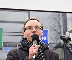 Björn Hildebrand aus der Fridays-For-Future-Gruppe Elmshorn berichtet, dass die Demo-Organisatoren eine Beschwerde gegen die Entscheidung des Verwaltungsgerichts einlegen wollen. (Archiv: Frank)