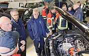 Ausbilder erklären an echten Fahrzeugen, worauf bei Einsätzen geachtet werden muss. (Foto: Kreisfeuerwehrverband Pinneberg)