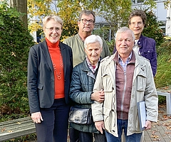 Abschied mit vielen Worten des Dankes: Landrätin Elfi Heesch (von links), Holger von Thun, Fachdienstleiter Umwelt, Brigitte und Rainer Naujox sowie Marion Grün, Fachbereichsleiterin Bauen, Umwelt und Verkehr. (Foto: Kreis Pinneberg)