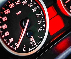 Den Tachometer verlieren viele Autofahrer aus dem Blick. Dabei steigt mit höherer Geschwindigkeit das Unfallrisiko. (Foto: pixabay/qimono)