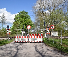 Der Bahnübergang Neuendeicher Weg war am Sonntag gesperrt. (Foto: Frank)