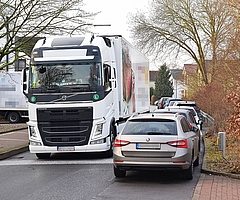 In der Uetersener Straße ist nicht viel Platz zum Rangieren. Sie wird etwa 200 Meter südlich der Stelle gesperrt, an der dieses Foto entstand. (Archiv: Frank)
