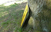 Die Ortstafeln lehnten an einem Baum. (Foto:  Polizeidirektion Bad Segeberg)