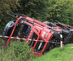 In der Wittenberger Straße ist ein Autotransporter in den Graben gerutscht. (Foto: Florian Sprenger)