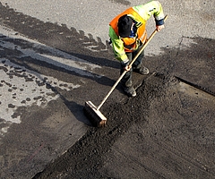Bauarbeiten behindern den Verkehr. (Symbolfoto: Rainer Sturm  / pixelio.de, www.pixelio.de)