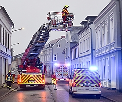 Mit Hilfe der Drehleiter holten Einsatzkräfte der Freiwilligen Feuerwehr Uetersen einen Patienten aus seiner Wohnung an der Straße Großer Wulfhagen. (Foto: Frank)