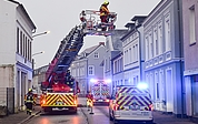 Mit Hilfe der Drehleiter holten Einsatzkräfte der Freiwilligen Feuerwehr Uetersen einen Patienten aus seiner Wohnung an der Straße Großer Wulfhagen. (Foto: Frank)