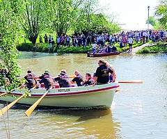 Treffen an der Krückau: Die Seestermüher Kutterpuller schauten ebenfalls bei der Fähre Kronsnest vorbei. (Foto: Strandmann)