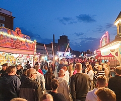 Dichtes Gedränge zwischen den Buden. Am Sonnabend zogen die Besucher in Massen über die Meile. (Foto: Strandmann)