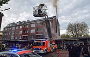 Flammen lodern am Schornstein des Restaurants an der Königstraße. (Foto: Frank)