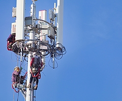 Der Mobilfunkmast auf einem Hochhaus am Holstenring wurde wegen Sanierungsarbeiten vorübergehend abgebaut. (Symbolfoto: Pixabay)