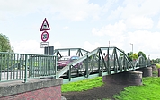 Die Drehbrücke über der Pinnau verbindet Neuendeich und Klevendeich. (Foto: Frank)