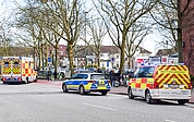 Der Verletzte wurde zunächst vor Ort in einem Krankenwagen versorgt, bevor er in die Klinik gebracht wurde. (Foto: Frank)