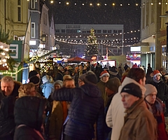 Bei leichtem Schneefall zog der Barmstedt Weihnachtsmarkt viele Menschen an. (Foto: Frank)