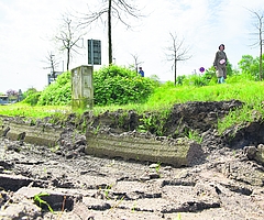 Große Reifen gruben sich in einen Weg, der parallel zur Hafenspange vom Krückau-Nordufer in Richtung der Kreuzung Deichstraße, Wedenkamp verläuft – im Hintergrund ist die Käpten-Jürs-Brücke zu sehen. (Foto: Frank)
