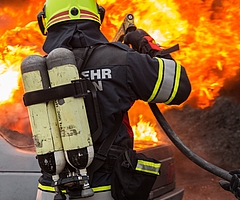 Rettungsaktion auf der A23: Die Feuerwehr musste einen Transporter löschen, aus dem zuvor noch eine 25-Jährige gerettet werden konnte, die auf den Rollstuhl angewiesen ist. (Symbol-Foto: pixabay/Kollinger)