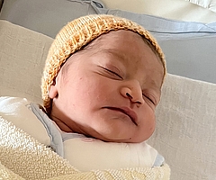 Ganz entspannt nach der Geburt: die kleine Hewnaz. Foto: Regio Kliniken