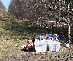 Diese Ansammlung von Plastikboxen, Vasen und Müll entsorgten Unbekannte in Westerhorn in der Straße Neuer Moordamm. (Foto: Polizei)
