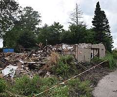 Das Einfamilienhaus an der Grenze von Uetersen zu Groß Nordende ist nur noch eine Ruine. (Foto: Frank)