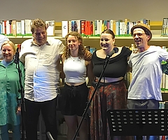 Den Zuschauern wurde einiges geboten bei der Lesung von Frank Ramson aus seinem Debütroman "Ausnahmemensch". (Foto: Maik Sbresny) 