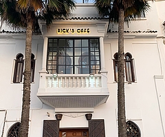 Rick’s Café in Marokko ist eine 2004 entstandene freie Nachbildung des Nachtclubs, der in „Casablanca“ eine so zentrale Rolle spielt. Foto: S. Strandmann