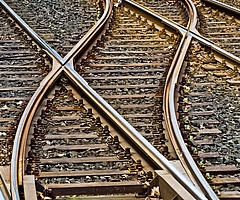 Aufgrund eines Blitzeinschlags soll es am Donnerstag, 17. April, zu Einschränkungen im Zugverkehr im Kreis Pinneberg kommen. (Symbolfoto: Pixabay)