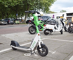 E-Scooter sind auch in Elmshorn beliebt. Auf diesem Stellplatz am Holstenplatz steht nur noch eines der Mietfahrzeuge. (Foto: Frank)