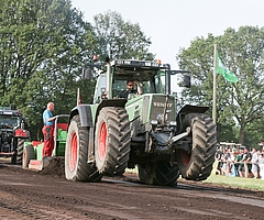 Landmaschinen ziehen schwere Bremswagen über den Acker. Das Spektakel in Lutzhorn startet am heutigen Sonnabend um 8. 30 Uhr und kann sich bis in die Abendstunden ziehen. (Foto: Trecker-Treck Team Lutzhorn)