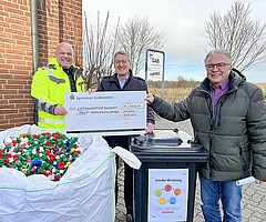 Vor einem Sack mit gesammelten Kunststoffdeckeln präsentieren Michael Finnern, Geschäftsführer bei GAB Umwelt Service, Dr. Harald Schroers und Dr.-Ing. Manfred Hase vom Rotary Club Pinneberg einen symbolischen Scheck über 1500 Euro. (Foto: GAB Umwelt Service)