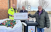 Vor einem Sack mit gesammelten Kunststoffdeckeln präsentieren Michael Finnern, Geschäftsführer bei GAB Umwelt Service, Dr. Harald Schroers und Dr.-Ing. Manfred Hase vom Rotary Club Pinneberg einen symbolischen Scheck über 1500 Euro. (Foto: GAB Umwelt Service)
