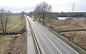 Über die Bilsbek-Brücke führt die Kreisstraße 21 (alte B5). (Archiv: Julian Jenkel)