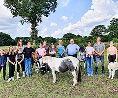 Das Projekt „Pferdeführerschein“ führte sie zusammen: Die Erwachsenen Kerstin Boos und Jil Nielsen vom Team Ganztag KGSE (v. l.), Britta Sey (Trainerin Reittherapie), Rolf Heidenberger (Vorsitzender Stiftung „Appen musiziert“), Sibylle Kumm (Trainerin), die Mädchen der KGSE sowie die Ponys Pico, Pinky und Pucky und Hund Lyo. (Foto: Stadt Elmshorn)