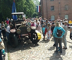 In Rantzau gibt es am 30. Deutschen Mühlentag viel zu sehen: Vor der Mühle zeigen Oldtimer-Fans ihre historischen Trecker. Foto: Mohr