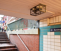 Die Elmshorner Bahnhofsunterführung wird mit Kameras überwacht. Die Stadt sieht keine Notwendigkeit, den Alkoholkonsum zu verbieten. (Archiv: Frank)