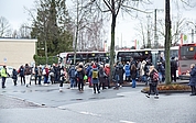 Gedränge am Zentralen Omnibusbahnhof in Elmshorn: Zahlreiche Reisende mussten am Dienstag, 17. Januar 2023, auf den Schienenersatzverkehr Richtung Itzehoe oder Hamburg umsteigen. (Foto: Frank)