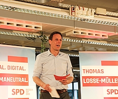 Thomas Losse-Müller spricht in Elmshorn. Im Jahr der Kommunalwahl wird ein kämpferischer Auftritt erwartet. Foto: Strandmann