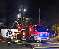 In der Doppelgarage an der Straße Zur Heide öffneten die Einsatzkräfte die komplette Deckenverkleidung. (Foto: Kreisfeuerwehrverband Pinneberg)