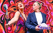 Witzig und zugleich berührend: Mit der Komödie „Karma Karaoke“ hat Stadttheater-Chefin Simone Voicu-Pohl hochkarätigen Ersatz gewinnen können. (Foto: Karma Karaoke)