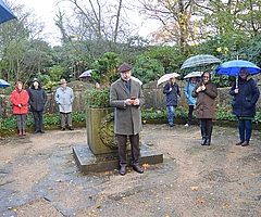 Der erste stellvertretende Bürgervorsteher Thorsten Mann-Raudies begrüßte die rund 50 Gäste und sprach das Totengedenken. (Foto: Stadt Elmshorn)