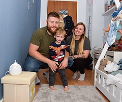 Das Foto zeigt deutlich: Joshuas Füße sind nach innen gedreht. Seine Eltern Marvin Hardt und Janina Helmich bitten um Spenden, um die aufwändigen Kosten rund um die Behandlung finanzieren zu können. (Foto: Frank)