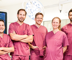 Motiviert, patientenorientiert und auf höchstem Niveau: Das eingespielte Team des Regio Klinikums Elmshorn im neuen Herzkathederlabor vor der modernen Anlage. (Foto: Regio Klinikum Elmshorn)