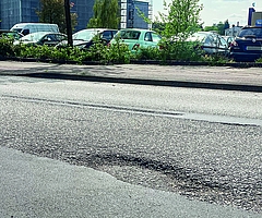 Schlaglöcher wie dieses sorgen seit Wochen für gefährliche Ausweichmanöver auf der Berliner Straße in Elmshorn. (Foto: Schröckert)