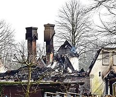 Das Feuer zerstörte das Mehrfamilienhaus am Kastanienweg. (Foto: Frank)