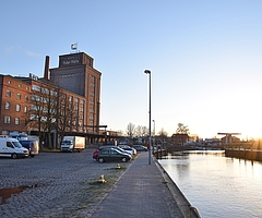 Am Südufer des Elmshorner Hafens werden Parkplätze markiert. (Foto: Frank)
