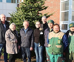 Zur Adventszeit sind die Spender nahezu rund um die Uhr damit beschäftigt, Weihnachtsbäume auszuliefern. Das Foto zeigt daher die Spendenübergabe 2022:  Rolf Thies (von links), Bärbel Maurer (FKE), Reinhard Boltzen, Anne Brüdgam (Regio Klinikum), Holger Niemann (FKE) sowie drei Mitarbeiter des GaLa-Bau-Betriebes Hartmut Will. (Foto: Förderverein für Menschen im Krankenhaus Elmshorn)