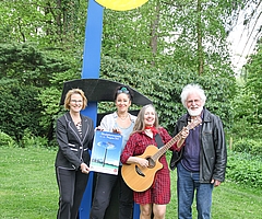 Barmstedts Bürgermeisterin Heike Döpke (von links), die Künstlerin Karin Weißenbacher mit Musikerin PETRA und Künstler Fritz Kunkelmoor vor dem Stahlobjekt "Sturmkönig" von Ulrich Schmied. (Foto: Meyer-Lutz) 
